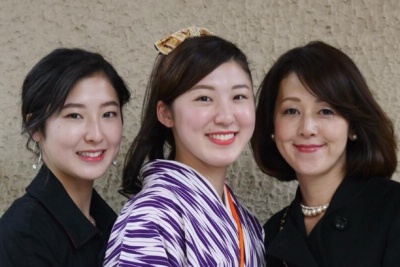 ちゃぴさんの母親・嶋田真里のFacebookアカウントに投稿された、ちゃぴさんとちゃぴさんの母親、ちゃぴさんの姉の3ショット